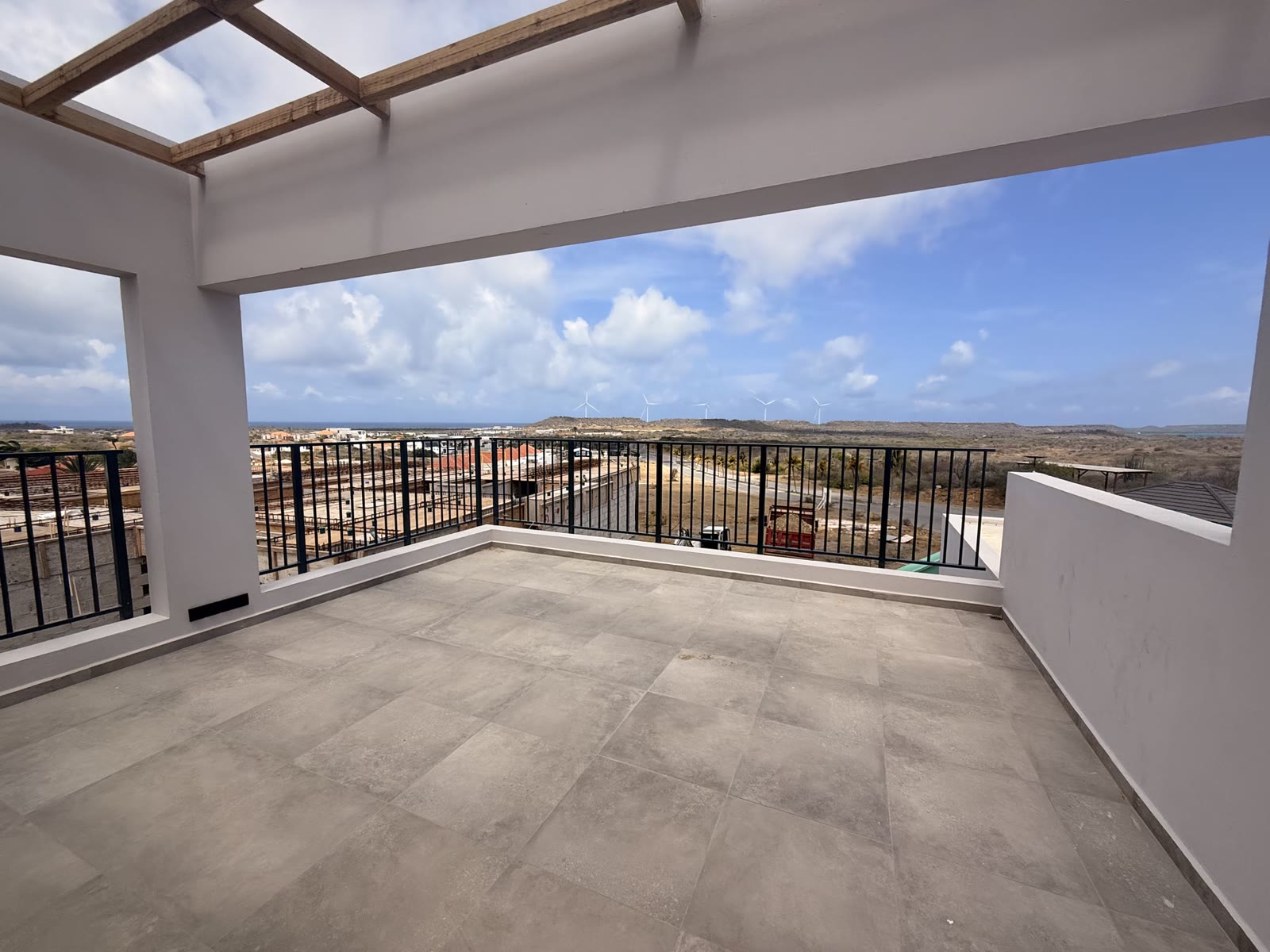 Roof terrace as delivered, empty